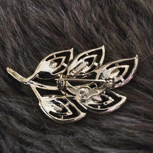 Vintage 70s Gerry’s gold tone leaf design brooch - Picture 2 of 7